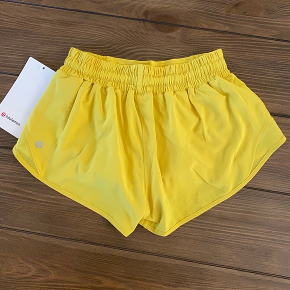 Lululemon hotty hot shorts LR 2.5” - Picture 2 of 3